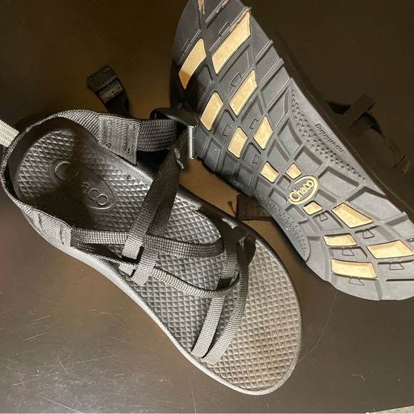 Women’s Chaco strappy black sandals size 6 - Picture 2 of 2